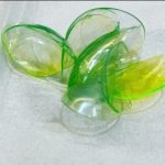 El video que muestra la extracción de 23 lentes de contacto del ojo de una paciente en California