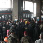 “Déjenos ir”: Así quedó registrado en video el forcejeo entre migrantes venezolanos y la PNC en el Cenma
