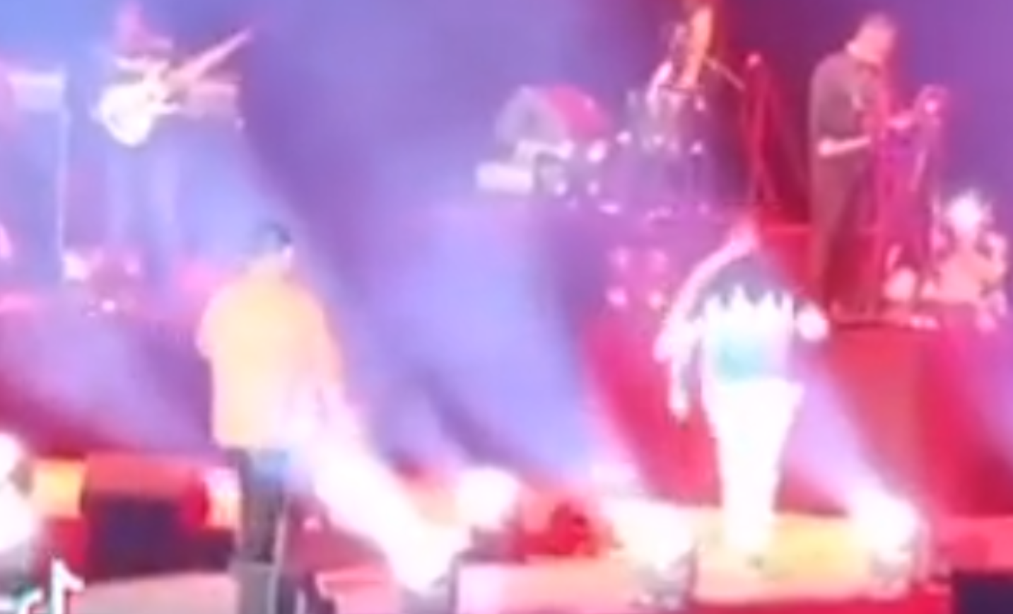 Cantante haitiano Mikaben se desploma y muere en el escenario durante ...