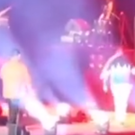 Cantante haitiano Mikaben se desploma y muere en el escenario durante concierto y el momento quedó grabado