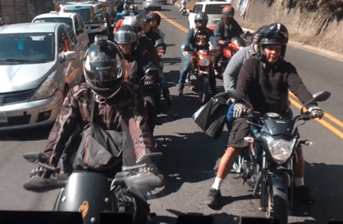 Motoristas siguen ambulancia