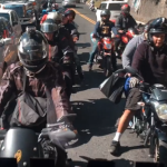 El video que muestra a motoristas que aprovechan paso de ambulancia para avanzar (y esta sería la multa que podrían recibir)