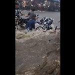 VIDEO: Motocicletas son derribadas por el desbordamiento del río Sis en Suchitepéquez