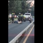 Video: policías de Emixtra arremeten contra piloto en la calzada Roosevelt y comuna ofrece sanciones