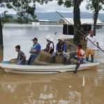 “Tengo que cruzar el río Motagua”: Pobladores de Morales se movilizan en lanchas por inundaciones de depresión tropical Julia