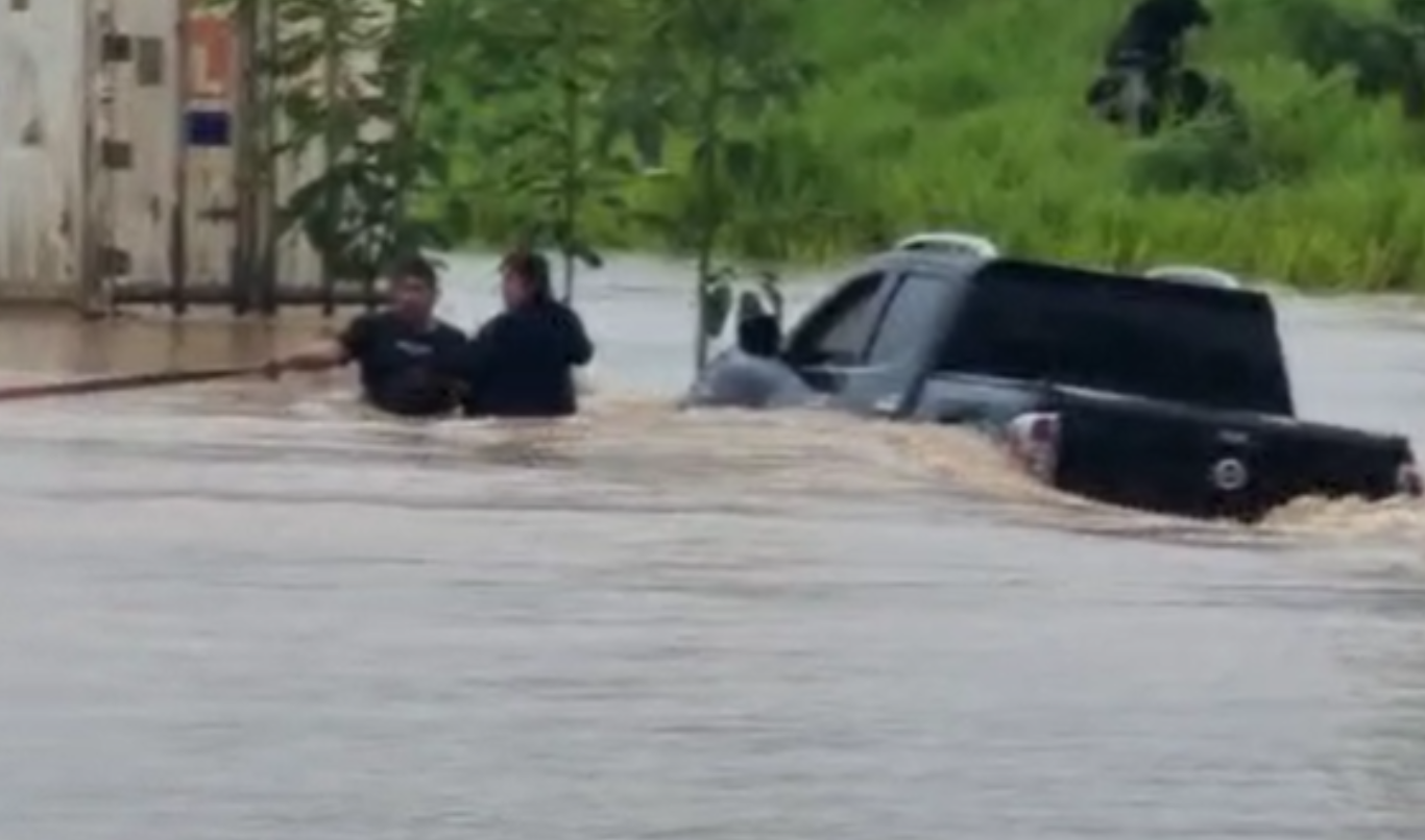 Rescatan a mujer en Morales