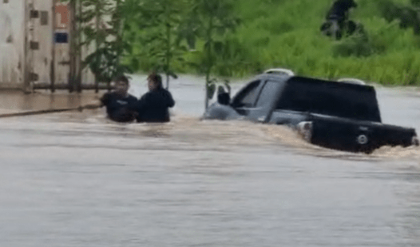 Rescatan a mujer en Morales