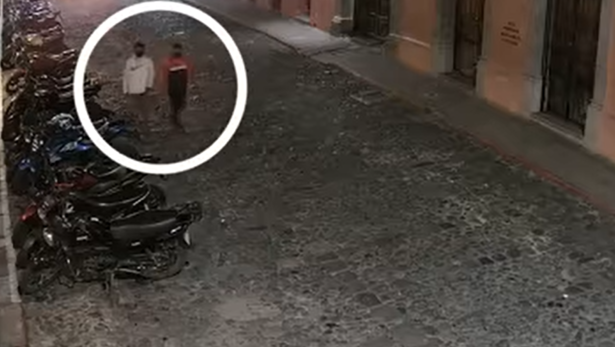 Roban motos en Antigua Guatemala