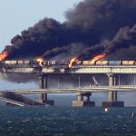 FOTOS Y VIDEOS: Una parte del puente de Crimea, la joya de Putin, es destruida por una fuerte explosión