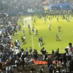 Tragedia en Indonesia: Se reportan 127 muertos en un partido de futbol tras una batalla campal