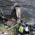 IMÁGENES: Piloto de un tráiler muere atrapado en la cabina al chocar y caer de un puente