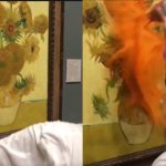 Video: el momento exacto en el que dos ecologistas lanzan sopa de tomate a una famosa obra de Van Gogh