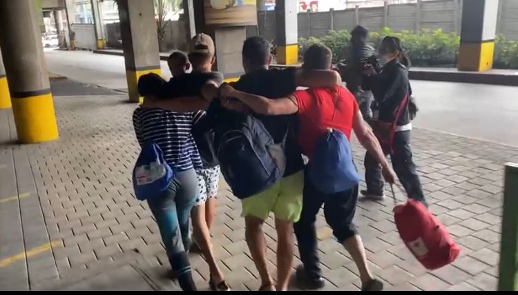 Familia venezolana logra huir para seguir su camino hacia Estados Unidos