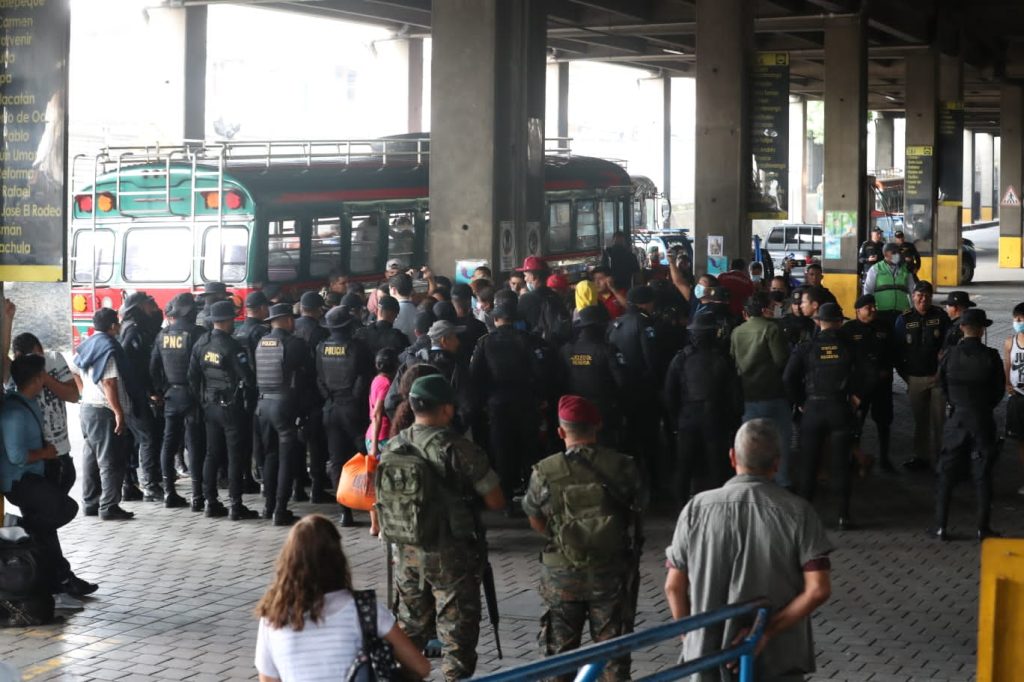 Migrantes, en su mayoría venezolanos, son retenidos por agentes de la PNC en Centrasur