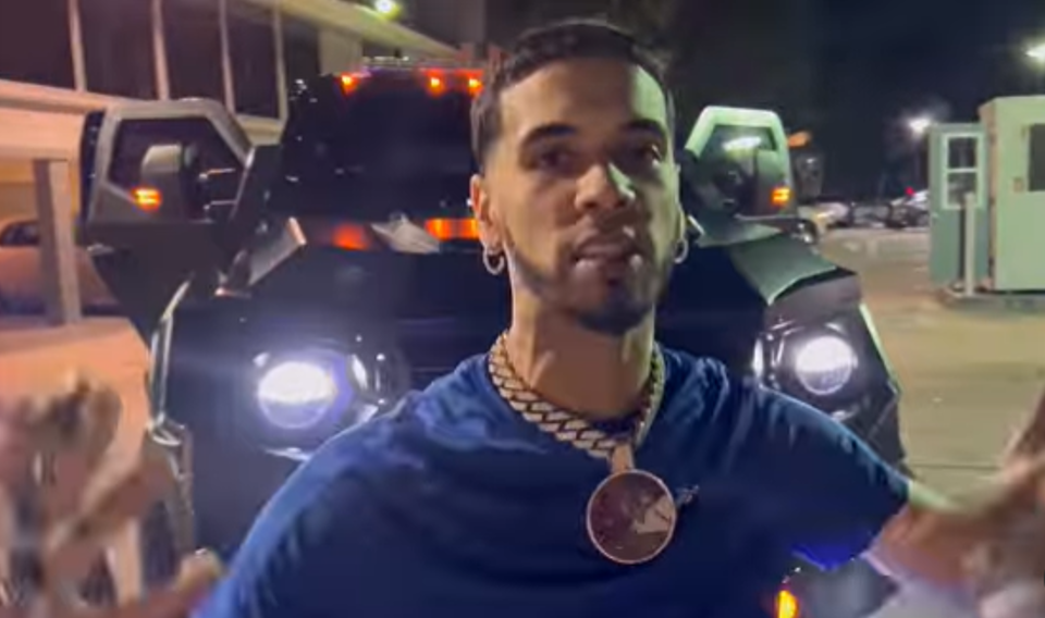 Anuel AA presenta su canción "El Nene" y muestra su nuevo juguete