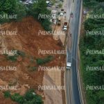 Derrumbe en ruta a Chupol dificulta el tránsito vehicular en la carretera Interamericana
