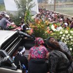 Pobladores despiden en Totonicapán a mujeres víctimas de socavón en Villa Nueva