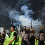 “Murieron en los brazos de los jugadores”: el relato de los testigos de la estampida que dejó 125 muertos en un estadio de Indonesia