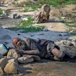 No se bañaba por temor a enfermarse: El hombre más sucio del mundo muere a los 94 años