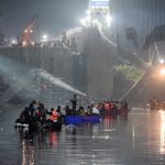 En video: Los momentos del derrumbe de un puente colgante en India que dejó más de 130 muertos