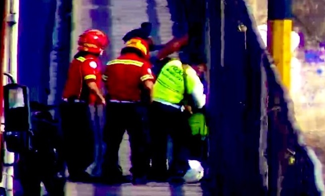 Agentes y socorristas evitan que mujer se lance desde el puente Belice