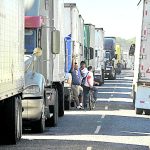 Transportistas paralizarán labores este lunes 17 de octubre en contra del alza en precios del combustible