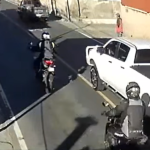 Video: un motorista choca contra otro vehículo, pierde el control y al caer es arrollado por un bus