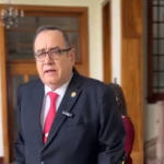 Alejandro Giammattei reaparece en video tras recibir alta por hospitalización