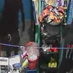 Video muestra cómo se registró el asalto en una tienda por parte de dos sujetos armados