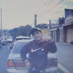 Video: Momento en que sujeto intercepta a piloto de camión repartidor y lo asalta