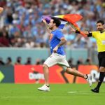 Portugal-Uruguay: el insólito momento en que un aficionado logra meterse al terreno de juego e interrumpe el partido