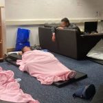 “Es como vivir en un zoológico”: las condiciones inhumanas que denuncian solicitantes de asilo en un centro migratorio británico