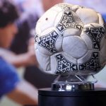 Este es el balón con el que Maradona hizo sus dos famosos goles en el Mundial de 1986 y por cuánto se subastó