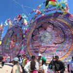 El palo volador, un tributo a los migrantes y otros diseños que cautivaron a los turistas durante el festival de barriletes gigantes de Santiago Sacatepéquez