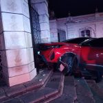 Carro choca con graderío de la Catedral Metropolitana: hay dos personas heridas