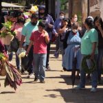 Visitantes aglomeran los cementerios general de Quetzaltenango, Escuintla y Huehuetenango
