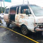 Video: microbús se incendia en pleno tránsito de la ruta al Atlántico y estas serían las causas