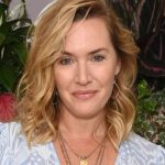 La actriz Kate Winslet dona US$20.000 a una madre para que pueda pagar la factura de la electricidad y mantener a su hija con vida