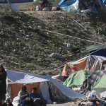 “Demasiado frío”: las condiciones en las que pernoctan migrantes en la frontera de El Paso, Texas