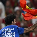 Esto le sucedió al aficionado que entró en pleno partido entre Portugal y Uruguay (y su reacción en redes sociales)