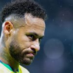 El video que muestra a Neymar y cómo cumple el reto de dominar una pelota lanzada a 35 metros de altura