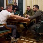 Esta es la razón por la que Sean Penn entregó uno de sus premios Óscar a Volodimir Zelenski