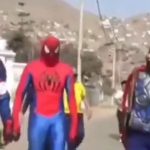 Policías se disfrazan como Los Vengadores para allanar una casa donde habían vendedores de drogas en Perú