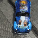 El auto decorado con imágenes de Maradona y Messi que recorre Buenos Aires para darle suerte a la Argentina en el Mundial de Qatar 2022