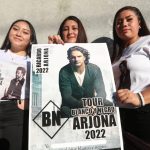 Personas de distintas partes del país y otros países asisten a concierto de Ricardo Arjona