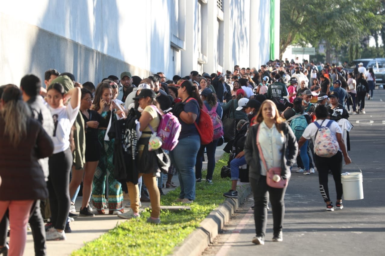 Miles de personas en fila para ingresar al concierto de Ricardo Arjona