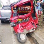 Video: el impactante momento en que un picop choca contra un mototaxi en una carretera