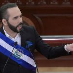 Gobierno salvadoreño dice que pandilleros irán al régimen “más severo” en megacárcel