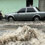 Videos muestran cómo la lluvia provoca inundaciones y complica el tránsito en Mixco
