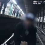 VIDEO | Momento en que policías y pasajeros salvan a un hombre de las vías del tren segundos antes de que este pase